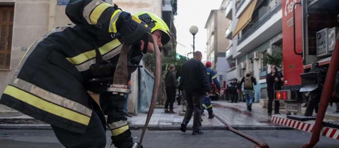 Λαμία: Αυτοκίνητο πήρε φωτιά στη μέση του δρόμου